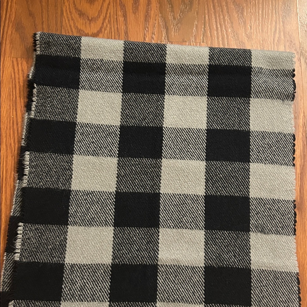 Old Navy Men’s Scarf - Picture 3 of 7